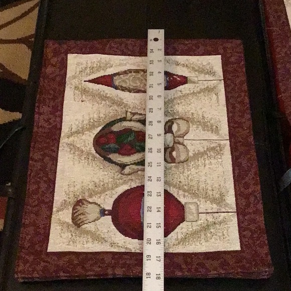 Christmas set: 1 runner & 4 placemats, like new! - Picture 6 of 10